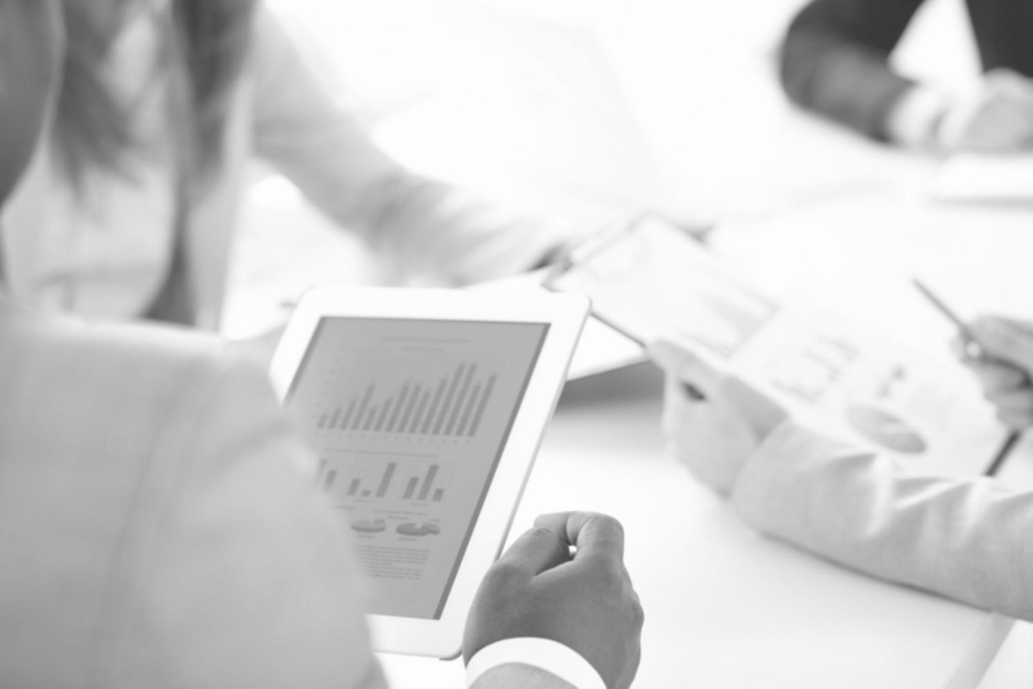 Estudiantes trabajando en modelos financieros